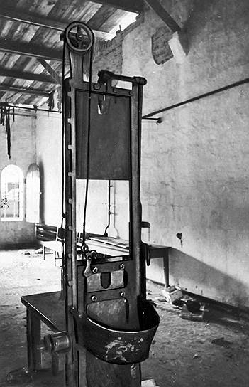 Еще одним распространенным способом казни была казнь на гильотине. Впервые широко ее начали использовать в конце XVIII века во Франции. Ее аналоги также широко использовались в Шотландии и Ирландии