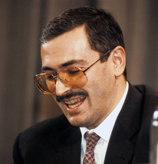 1997 год. Михаил Ходорковский (признан иностранным агентом) стал совладельцем нефтяной компании ЮКОС. На тот момент она была второй по величине  нефтяной компанией в России, а по запасам нефти — первой