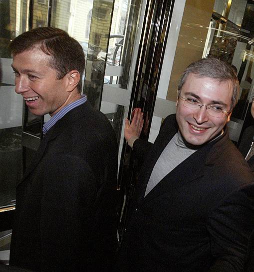 2003 год, апрель. ЮКОС объявил о слиянии с компанией «Сибнефть», на тот момент контролировавшейся Романом Абрамовичем