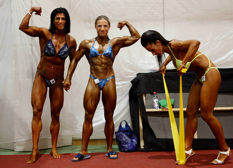 Бикини является также официальной формой для участниц соревнований по бодибилдингу 
&lt;br> На фото (слева направо): Анита Хегедус, Петра Шебени и Агнес Мудра