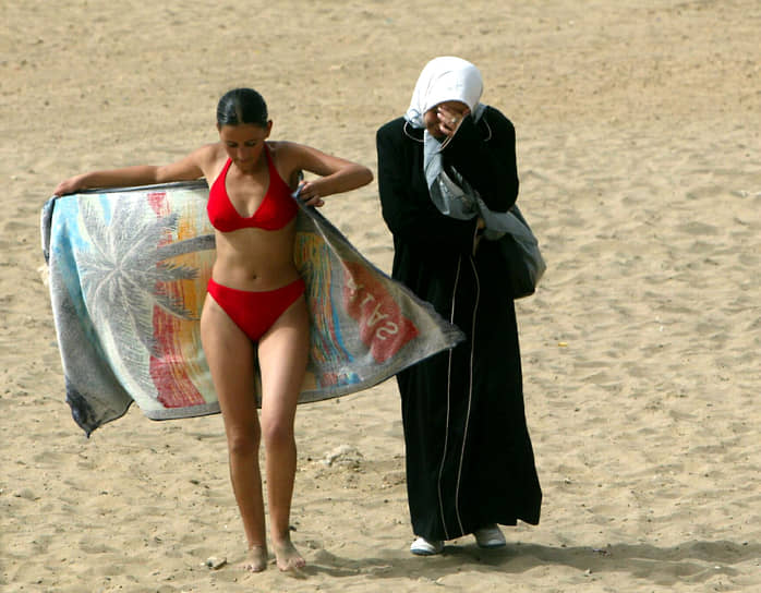 Девушки носят бикини даже в мусульманских странах
&lt;br>На фото: две подруги на пляже в Алжире