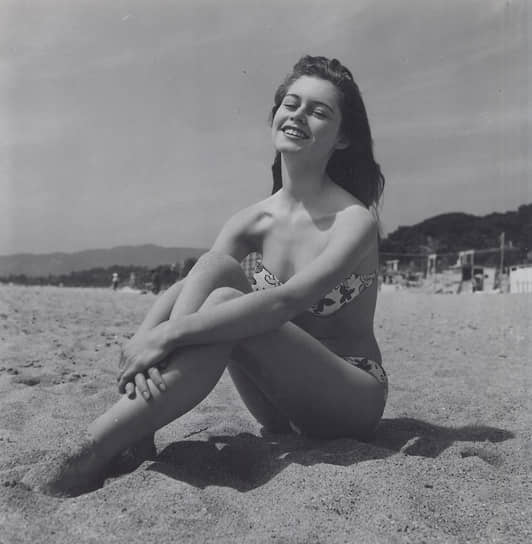 После того, как героиня Брижит Бардо в фильме «И Бог создал женщину» (1956) появилась на экране в бикини, популярность купальника резко выросла