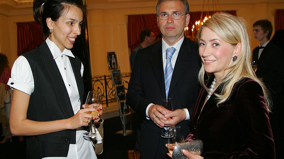 Экс-министр финансов Подмосковья Алексей Кузнецов (в центре) с супругой Жанной Буллок (справа)