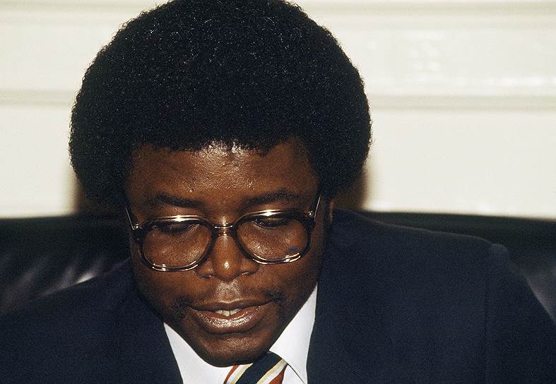 Доу Сэмуэль Каньон — президент Либерии (1980—1990). Пришел к власти путем государственного переворота. Развязал семилетнюю гражданскую войну, в результате которой погибло несколько десятков тысяч человек и сотни тысяч стали беженцами. В 1990 году был похищен, подвергся пыткам и был жестоко убит