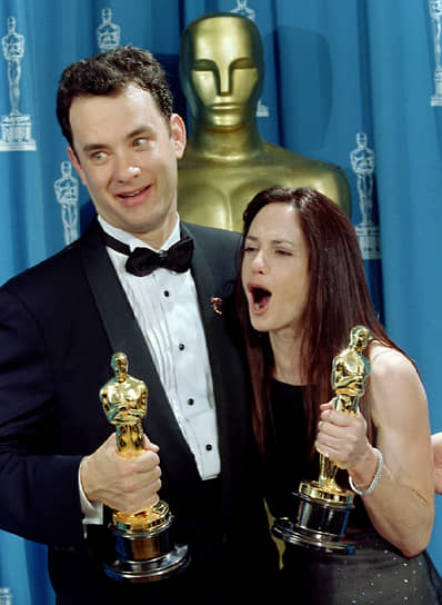 Том Хэнкс стал вторым актером в истории мирового кинематографа (первый — Спенсер Трейси), который получал премию «Оскар» два года подряд: за роли в фильмах «Филадельфия» (1993) и «Форрест Гамп» (1994)&lt;br> На фото: с актрисой Холли Хантер