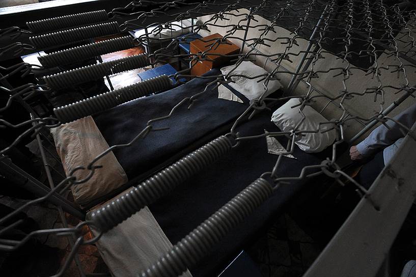 Сейчас в СИЗО находятся около 200 человек, на тюремном режиме — 100 человек. Трое из них отбывают пожизненный срок