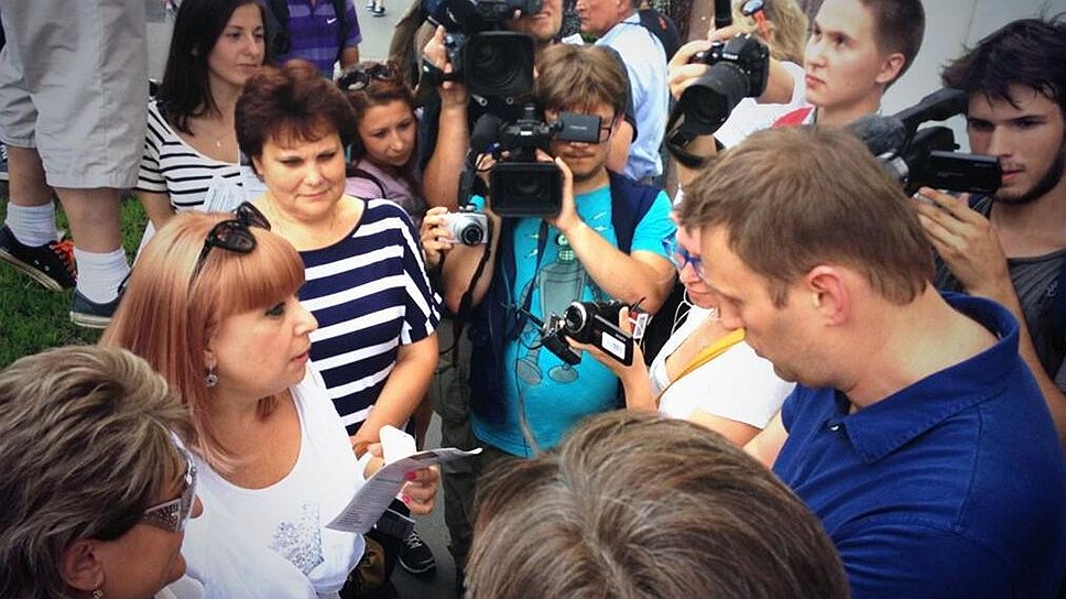 Кандидат в мэры Москвы Алексей Навальный в окружении журналистов