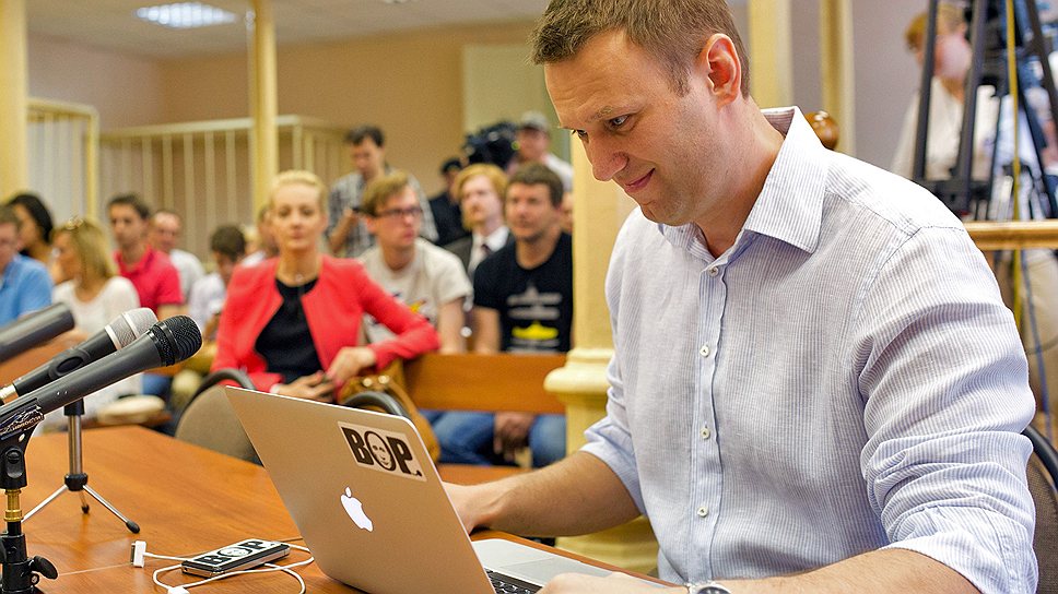 Кандидат в мэры Москвы Алексей Навальный (справа)