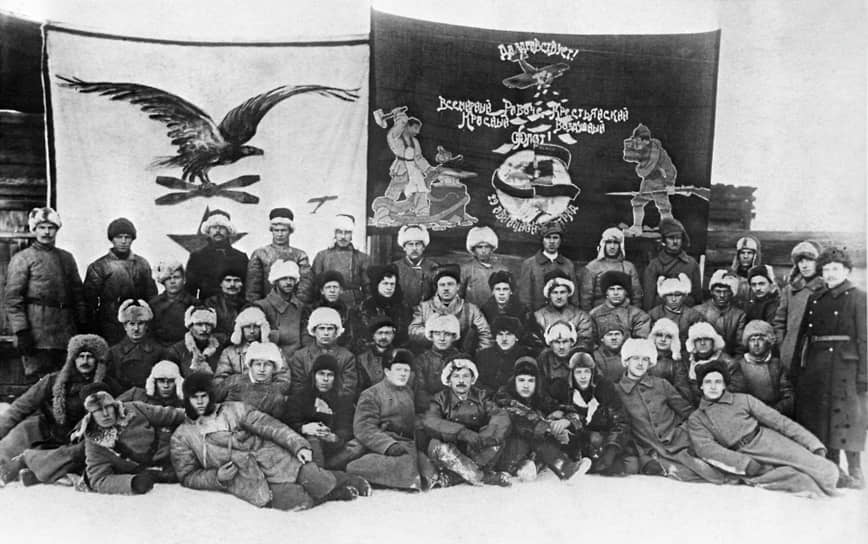 1921 год. В Монголии при помощи сил Красной армии установлен просоветский режим &lt;br>
На фото: личный состав летного отряда пятой армии Восточного фронта, 1919 год
