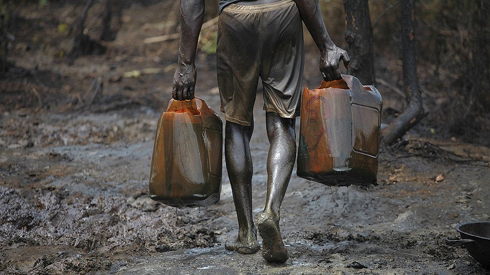 Основные нефтеперерабатывающие предприятия в Нигерии принадлежат компании Shell Oil. Но даже она не способна повлиять на нелегальную добычу нефти в регионе