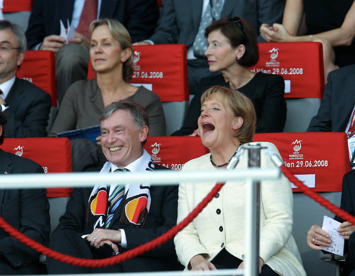 Сменщицей Гельмута Коля впервые в истории партии стала женщина — Ангела Меркель. Она стала председателем ХДС, несмотря на то, что критики упрекали ее в отсутствии харизмы, журналисты называли занудной, а карикатуристы издевались над ее неизменной стрижкой «под горшок» &lt;br>На фото: экс-президент Германии Хорст Кёлер (слева) и Ангела Меркель