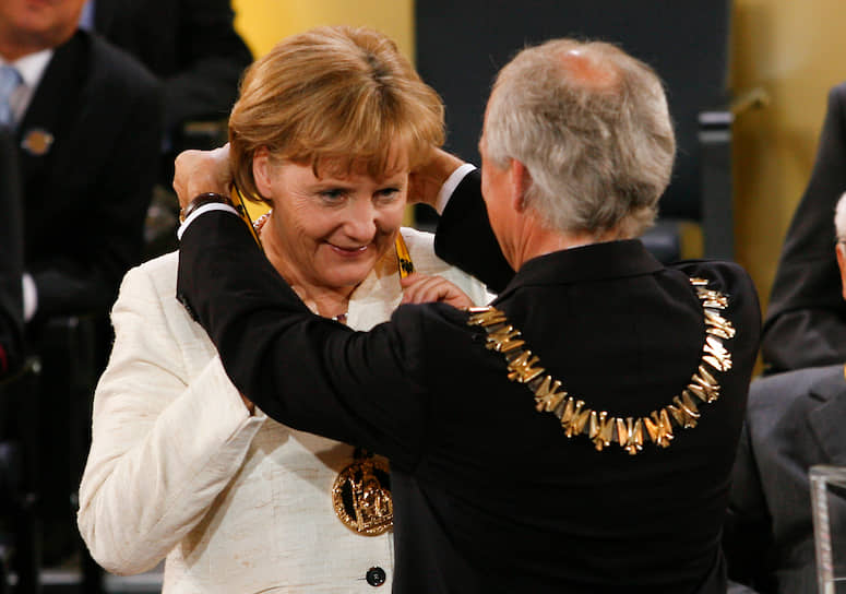 В 2007 году Германия председательствовала в Европейском союзе, а Ангела Меркель успешно разрешила серьезный кризис, поставивший под сомнение будущее единой Европы. С помощью нее было принято соглашение, заменившее проект провалившейся на референдумах в Нидерландах и Франции Конституции. 2008 году Меркель вручили премию имени Карла Великого за заслуги в деле развития Евросоюза