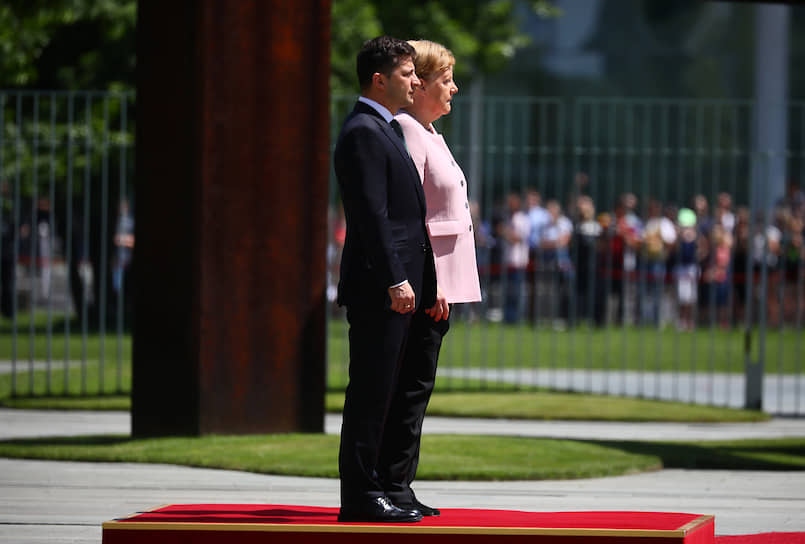 18 июня 2019 года на встрече с президентом Украины Владимиром Зеленским (на фото) Ангеле Меркель стало плохо: ее начала бить дрожь. Сама канцлер объяснила свое состояние обезвоживанием