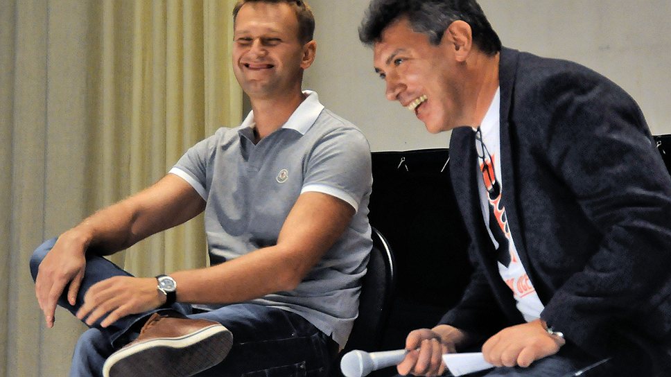 Алексей Навальный и сопредседатель оппозиционной Партии народной свободы Борис Немцов (справа) во время заседания гражданского форума «Последняя осень» в учебном центре «Менделеево», 2011 год
