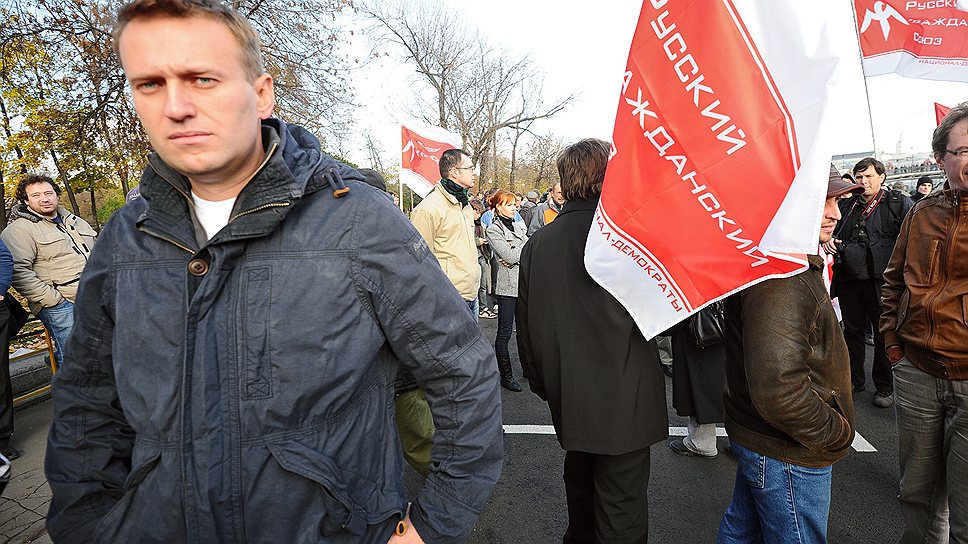 Алексей Навальный (слева) на митинге  под лозунгом «Хватит кормить Кавказ!» на Болотной площади, 2011 год 
