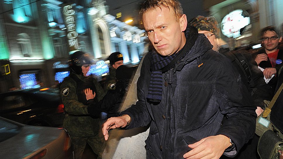Алексей Навальный во время митинга оппозиции на Чистопрудном бульваре против фальсификаций на выборах в Государственную думу России под лозунгом «Эти выборы -- фарс! Вернем себе выбор! Вернем власть народу!», 2011 год 