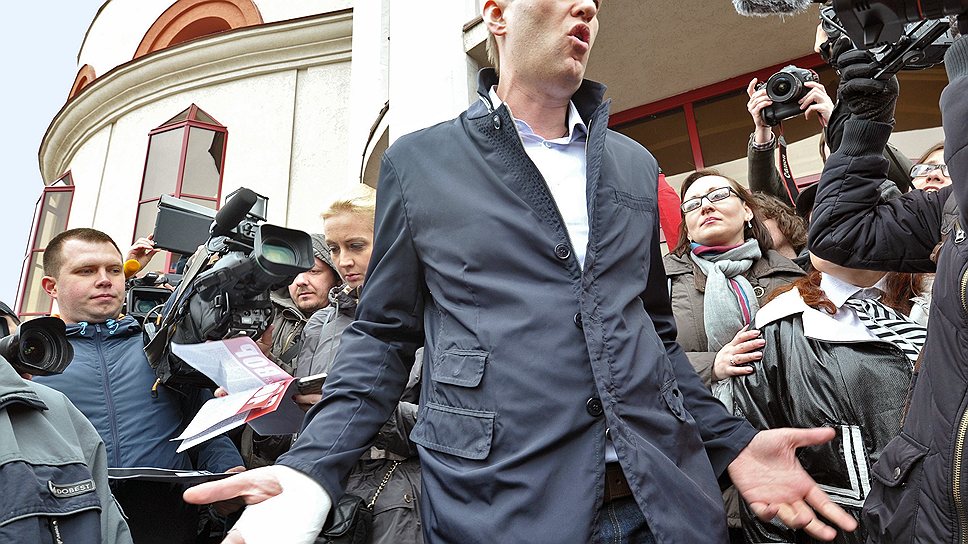 Алексей Навальный (в центре) после заседания Ленинского районного суда города Кирова, который отложил на неделю слушания по делу о хищениях в «Кировлесе», 2013 год