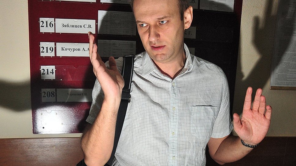 Алексей Навальный, обвиняемый в растрате имущества «Кировлеса», после судебных слушаний в Ленинском районном суде города Кирова, 2013 год 
