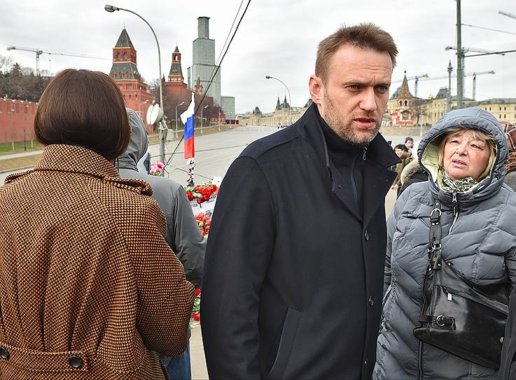 Алексей Навальный (в центре) на месте гибели сопредседателя политической партии «РПР-ПАРНАС» Бориса Немцова, который был застрелен в ночь с 27 на 28 февраля на Большом Москворецком мосту