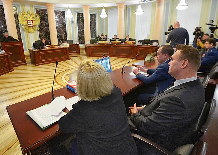 Алексей Навальный (справа) на заседании Верховного суда РФ