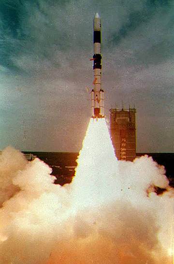 1980 год. Индия вывела на орбиту свой первый искусственный спутник ИСЗ («Рохини»)