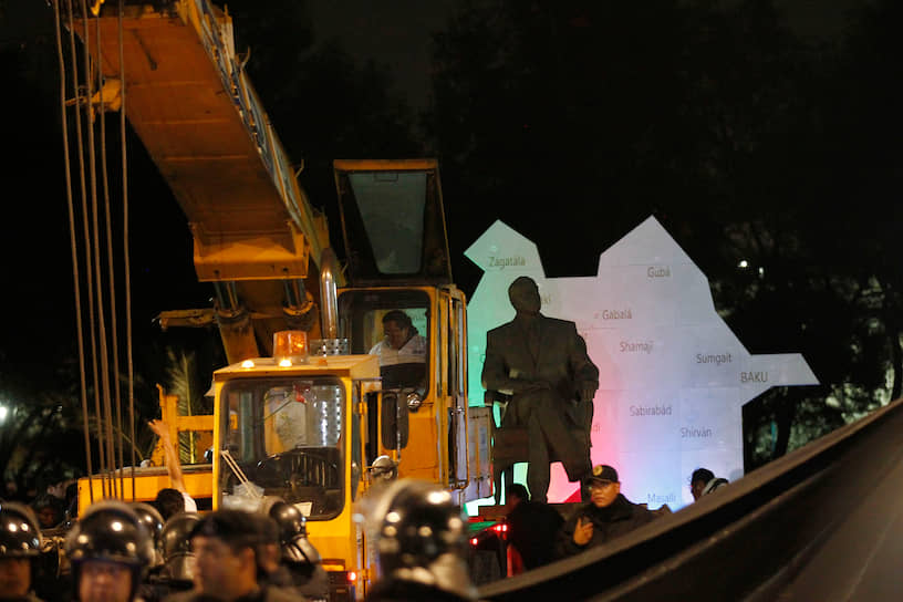 Памятник бывшему президенту Азербайджана Гейдару Алиеву появился в столице Мексики в августе 2012 года, однако уже зимой 2013 года под давлением критики был демонтирован