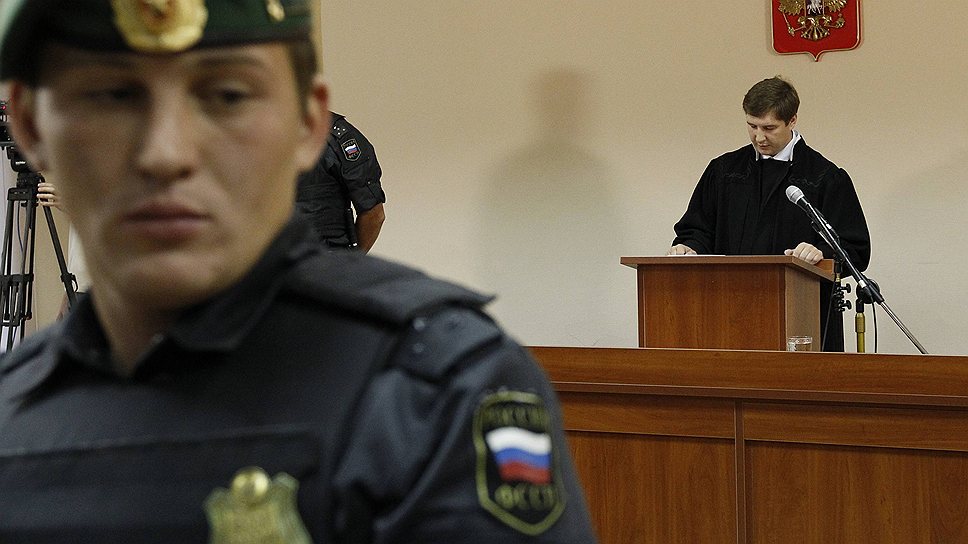 Судья Сергей Блинов зачитывает обвинительный приговор