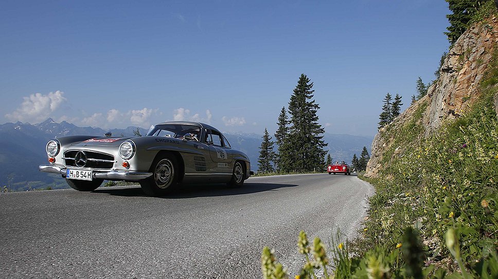 На фото Mercedes-Benz 300SL — первый спортивный автомобиль немецкой марки. Всего было выпущено 1400 автомобилей с кузовом купе и 1858 родстеров. Максимальная скорость: 224 км/ч