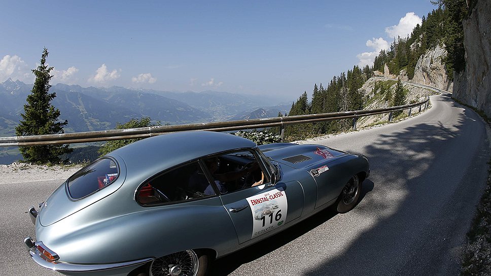 Jaguar E-Type выпускался в период с 1961 по 1975 год. Родстер данной модели может развивать максимальную скорость от 225 км/ч до 241 км/ч