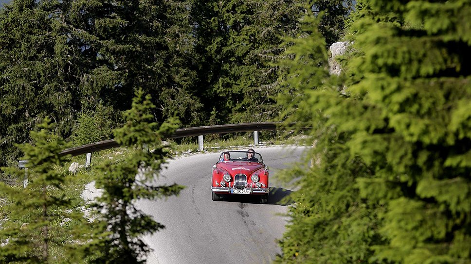 На фото Jaguar XK 150 S. Выпускался с 1957 по 1961 год. Максимальная скорость: 212 км/ч.