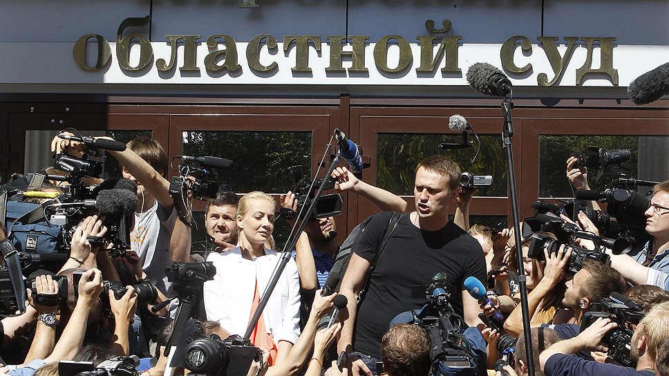 Алексей Навальный (справа) дает интервью у здания Кировского областного суда
