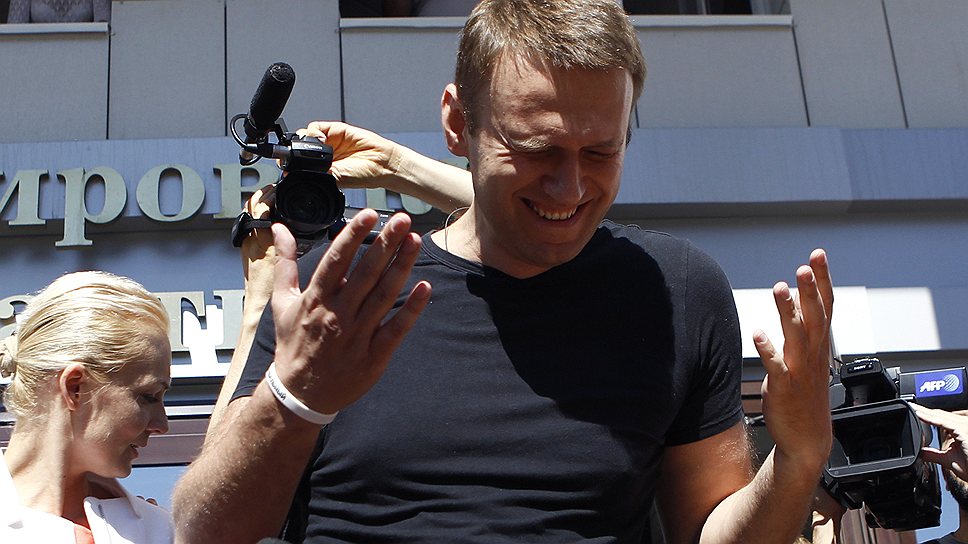 Алексей Навальный с супругой Юлией после судебного заседания, на котором было принято решение освободить оппозиционера из-под стражи до вступления приговора в силу
