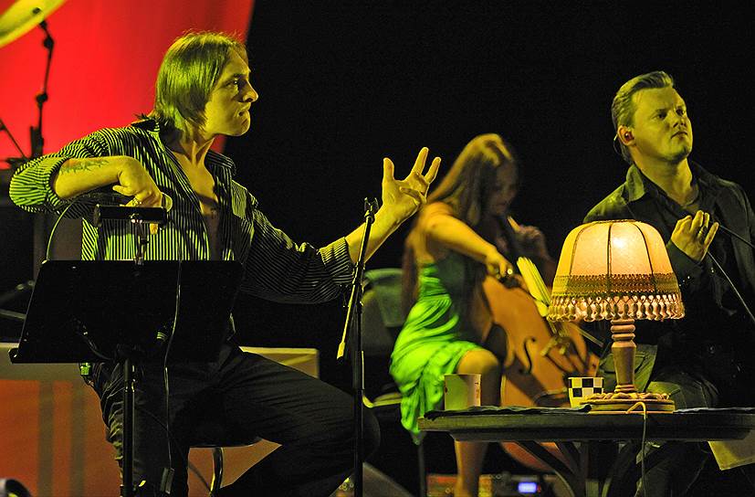 В 2004 году вышел дебютный сольный альбом Михаила Горшенева — «Я алкоголик анархист», песни из которого — «Жизнь» и «Соловьи» — попали в итоговую сотню хит-парада «Чартова Дюжина» за 2005 год