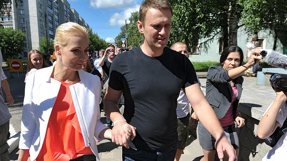 Алексей Навальный с супругой Юлией (слева) после заседания Кировского областного суда