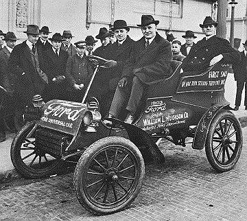 1903 год. Корпорация Ford Motor Company спустя месяц после образования выпустила в продажу свой первый автомобиль «модель А». В течение первого года существования Ford произвел 1700 автомобилей