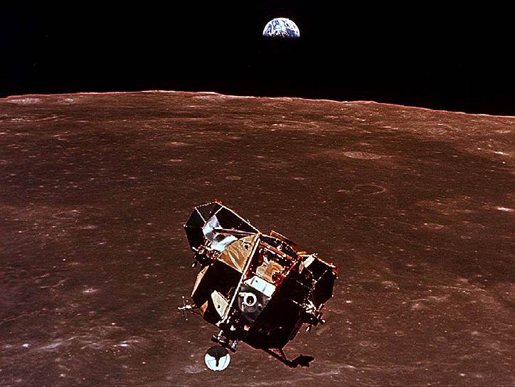 1969 год. Пилотируемый космический корабль «Аполлон-11», в ходе полета которого люди впервые в истории совершили посадку на Луне, успешно приводнился в Тихом океане