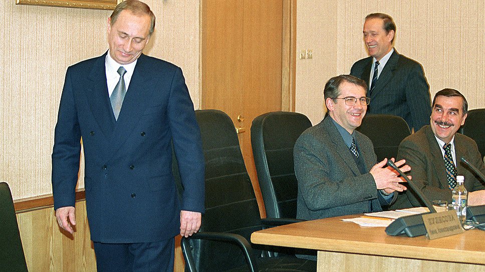 31 декабря 1999 года в связи с досрочным уходом Ельцина в отставку Путин становится исполняющим обязанности президента Российской Федерации. В тот же день Путину были переданы символы президентской власти, в том числе «ядерный чемоданчик»