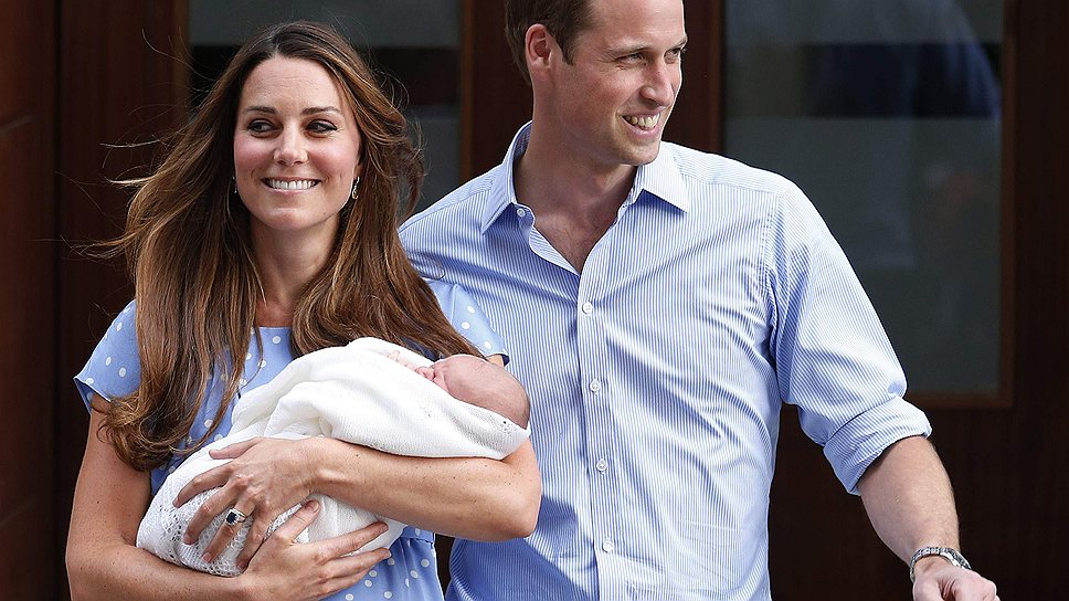 Принц Уильям и Кейт Миддлтон покинули больницу святой Марии через день после рождения сына. Перед отъездом домой они показали наследника журналистам и ликующей публике