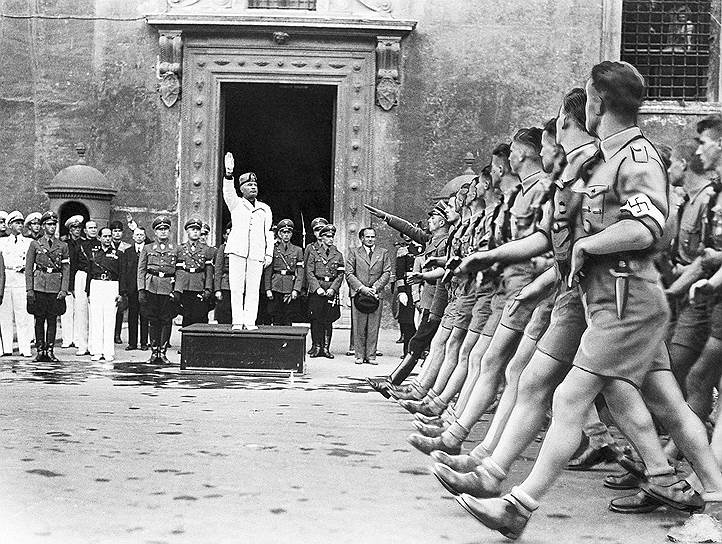 10 июня 1940 года Италия объявила войну Великобритании и Франции, выступив на стороне «Оси». Главной целью Муссолини было захватить исторически итальянские земли, некогда отторгнутые Францией,— Корсику, Савойю и Ниццу, а также Тунис. Между тем элиты, включая верхушку Фашистской партии, были убеждены в необходимости смещения Муссолини и выхода из войны