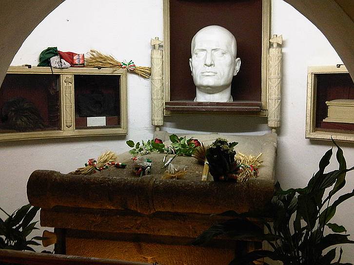 В 1946 году тело Муссолини было выкрадено тремя его последователями под руководством Доменико Леччизи. В 1957 году тело бывшего дуче передали семье, которая захоронила его в фамильном склепе в городе Предаппио