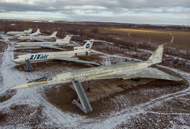 В 1983 году на одном из «Ту-144» были установлены 13 мировых рекордов дальности и скорости полетов. Тогда же поднимался вопрос о возобновлении эксплуатации сверхзвукового авиалайнера «Аэрофлотом», но на линии его так и не вернули.  До 1999 года некоторые экземпляры использовались в качестве лабораторий&lt;br>На фото: учебный аэродром Самарского национального исследовательского университета имени академика Королева