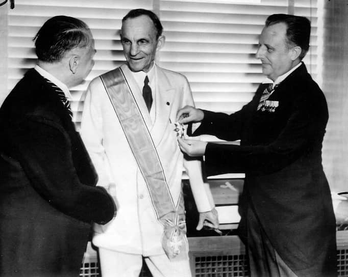 1938 год. Власти нацистской Германии наградили американского автомобильного магната Генри Форда (в центре) орденом Заслуг германского орла — высшей наградой Третьего рейха для иностранцев