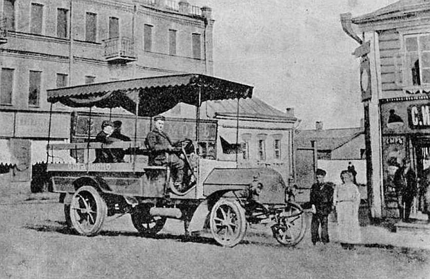 1907 год. В Москве запущен первый регулярный автобусный маршрут