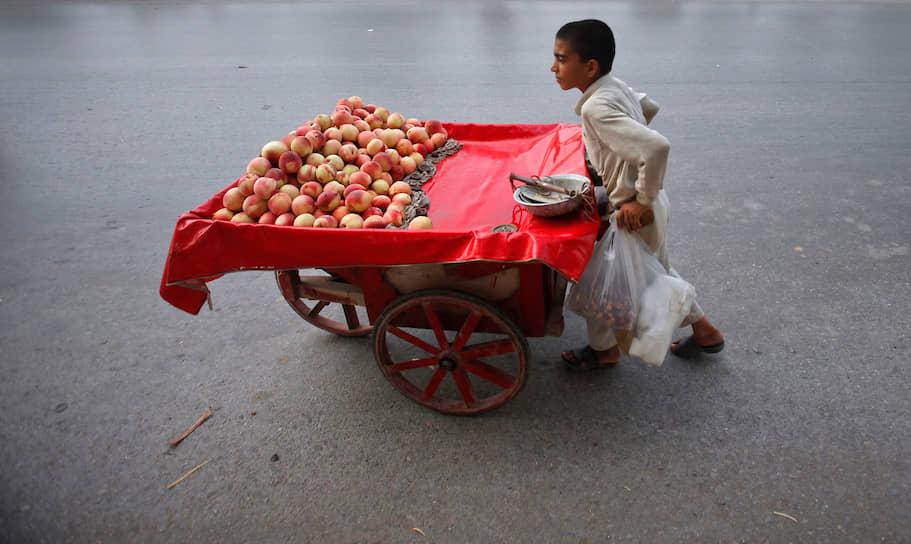 Некоторые оправдывают детский труд тем, что это дает стране сравнительное преимущество в сфере торговли и экспорта