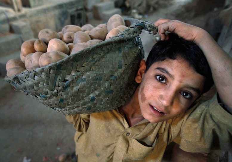 Отдельная проблема — принудительный детский труд, близкий к рабству. Наиболее распространен в Индии, Пакистане, Бангладеш, Непале. В первых двух странах есть правительственные программы по решению проблемы детского труда