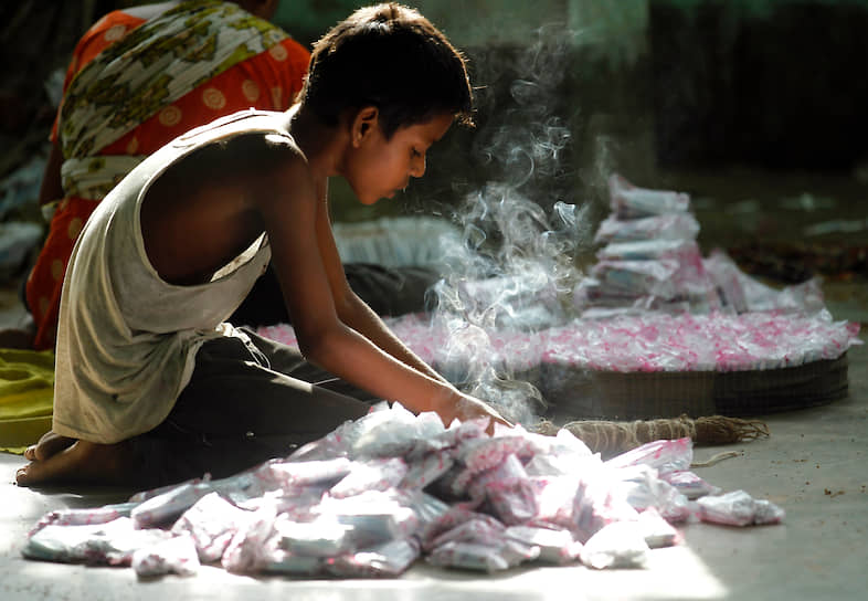 В Индии — одной из лидирующих стран по использованию детского труда — для борьбы с продажей детей за долги (существования которой не признают официальные правительственные комиссии) и другими способами эксплуатации была создана организация South Asian Coalition. За время своей работы ей удалось освободить более 20 тыс. детей