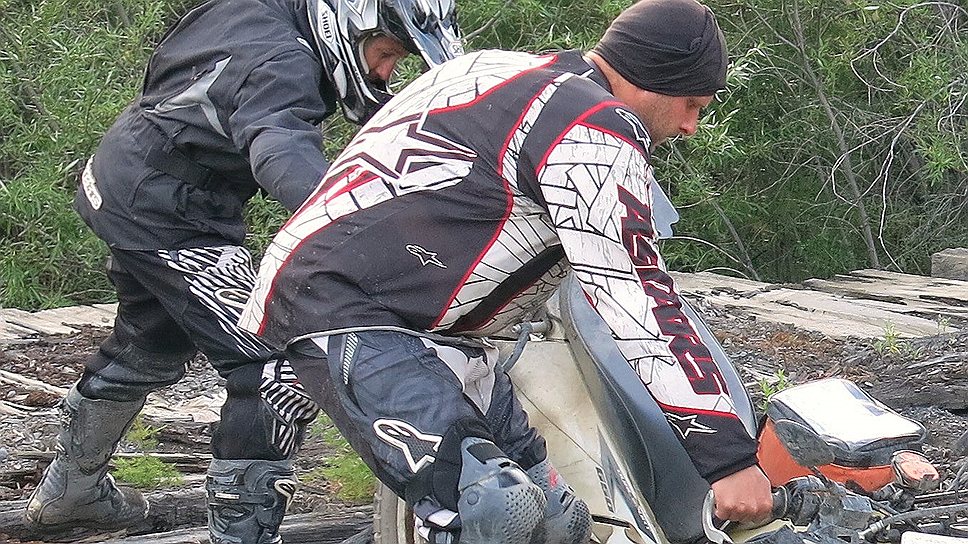 Идея проехать на мотоциклах по колымскому тракту пришла в головы новозеландским байкерам Тони, Крису и Брендану, в качестве партнеров они позвали российский клуб путешественников Latitude 55