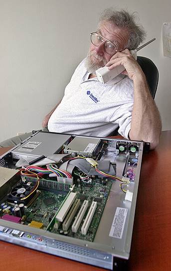 Джон Дрейпер — один из первых хакеров в истории компьютерного мира. Дрейпер придумал эффективный способ осуществления бесплатных звонков (фрикинг). Кроме телефонного взлома, Джон Дрейпер известен как автор программы, которая была первым в мире текстовым редактором для IBM PC