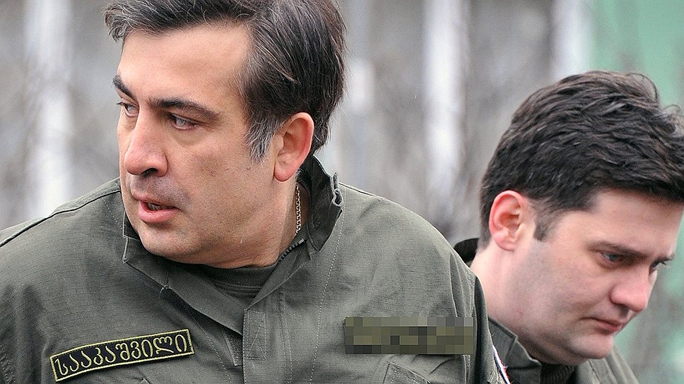 Президент Грузии Михаил Саакашвили (в центре) и бывший глава МВД страны Бачо Ахалая (справа)