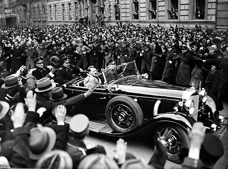1934 год. После смерти рейхспрезидента Гинденбурга Адольф Гитлер был объявлен фюрером Германии. В результате действий нацистских преступников в период Второй мировой войны погибли миллионы людей
